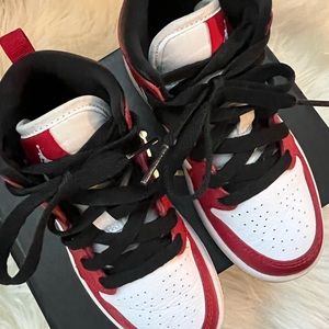 Jordan 1 mid (PS) sneakers 👟 young boy